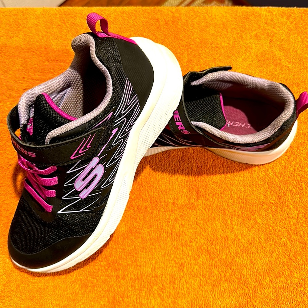 Sketcher sneakers for kids size 4